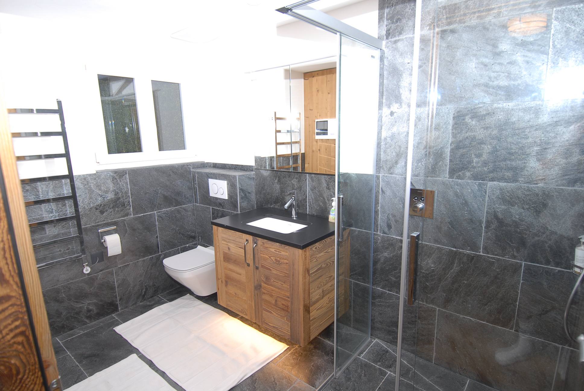 Main bathroom with walk-in rain shower